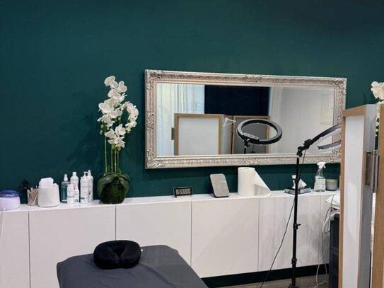 Beautystudio im Erdgeschoss mit Schaufenstern zur Nähe U6 Währingerstraße