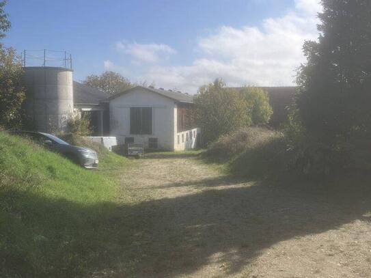 Vierkanthof zum Sanieren mit großen Lagerflächen