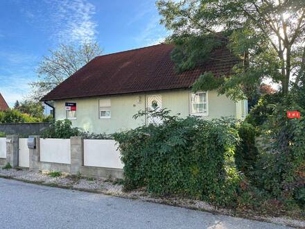PREISWERTES Einfamilienhaus mit Pool - DG mit enormen Ausbaupotential -