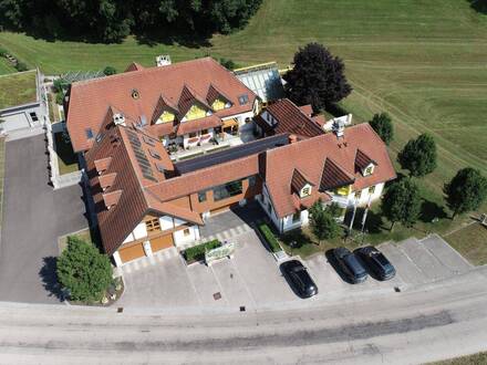 Bezauberndes Landanwesen mit Büro-Nebengebäude, Schwimmbad, Bilderbuch-Garten, Parkplätze