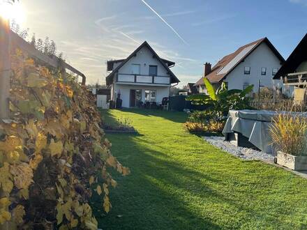 KINDERPARADIES: NEUWERTIGE MODERNE DOPPELHAUSHÄLFTE MIT GARTENHAUS UND POOL (2351)