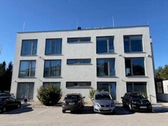 TOP-Investment: Mordernes Bürogebäude mit Halle | 5 % Rendite