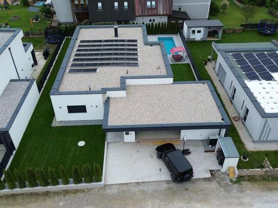 Luxusbungalow mit Pool, loxonegesteuert, Doppelgarage 54 m2 Wohn/Essbereich !!! 3 Meter Raumhöhe