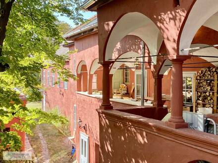 GUMPOLDSKIRCHEN /// EIN DENKMAL DER RENAISSANCE /// Historisches Bürgerhaus mit sonniger Baulandreserve an den Weinberg…