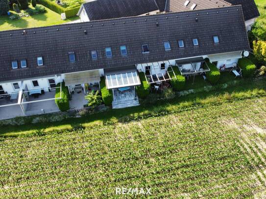 Golfer und Thermenliebhaber aufgepasst! Entzückende Terrassenwohnung mit Reihenhauscharakter.