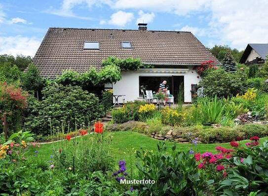 Einfamilienhaus in Hanglage mit Balkon