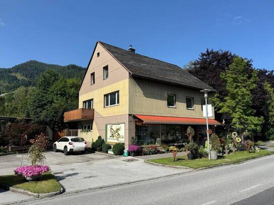 Wohn- Geschäftshaus mit Garage, Parkplätze in zentraler Lage!