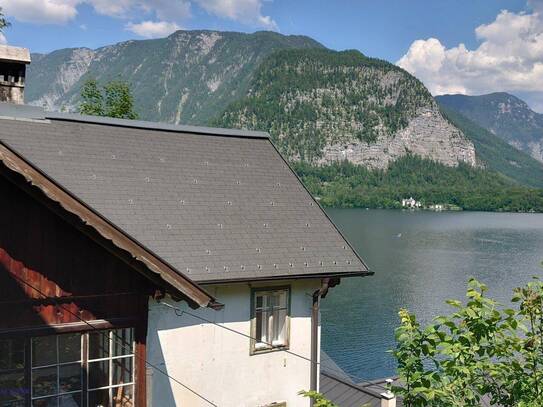 Herrliche Lage über den Dächern von Hallstatt mit See- und Bergblick