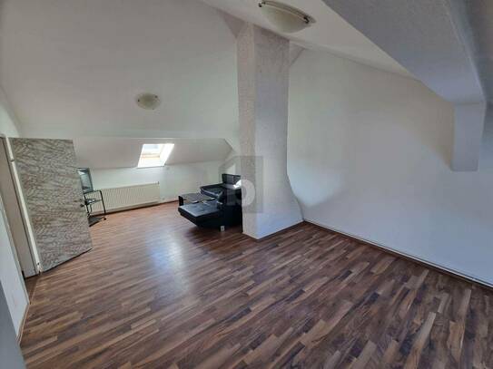 URBANES LOFT: DACHGESCHOSSWOHNUNG IM HERZEN DER STADT