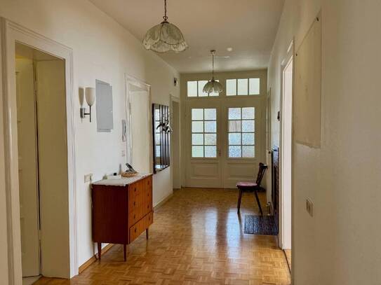 Großzügige 4 Zimmer Altbauwohnung