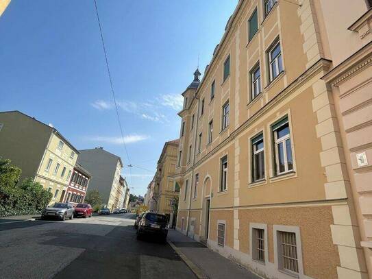 Klassische unsanierte Altbauwohnung mit Balkon im Herz-Jesu-Viertel!