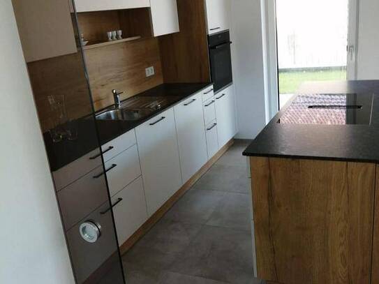 Erstbezug - sonnige Wohnung, Küche möbliert, Terrasse und kleinem Grünbereich