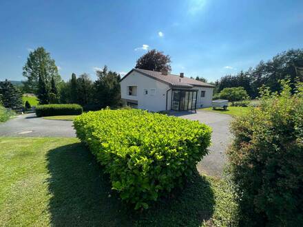 Schönes Einfamilienhaus mit Garagen und Garten