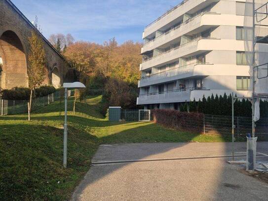 Sonnig und modern mit Balkon und Grünblick!