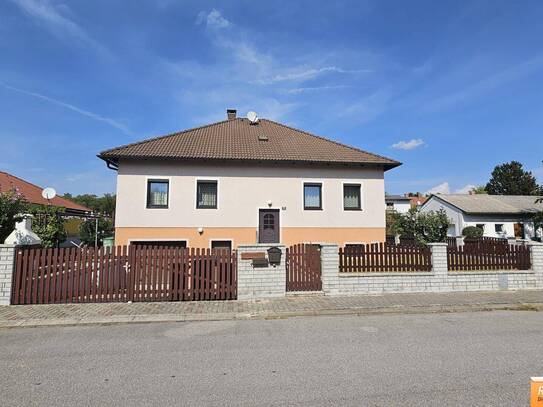 WOHNEN IM WEINVIERTEL - GEPFLEGTES UNTERKELLERTES EINFAMILIENHAUS MIT GARAGE UND PFLEGELEICHTER GARTENFLÄCHE