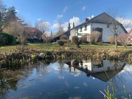 Familienwohnhaus mit Charme und großzügigem Garten mit Pool und Doppelgarage.