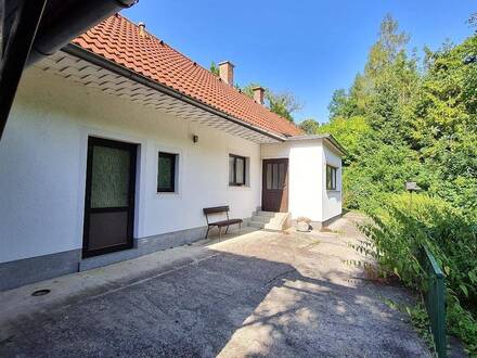 SANIERUNGSBEDÜRFTIGES LANDHAUS MIT NEBENGEBÄUDE