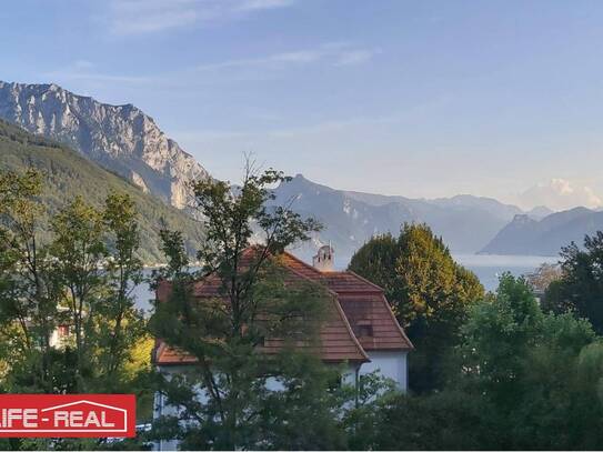 Traumhafte Aussicht über Gmunden und den Traunsee, 3-Zimmer-Wohnung inkl. Carportplatz. Zweitwohnsitz möglich.