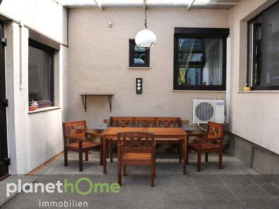 U-förmiges Haus mit überdachter Terrasse
