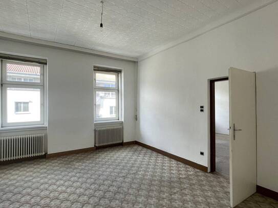 # SQ - SANIERUNGSBEDÜRFTIGE 3 ZIMMER ALTBAUWOHNUNG