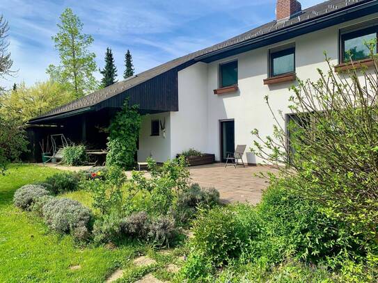 Familienwohnhaus mit großzügigem Garten, Pool großer Terrasse und Gartenhaus. Ein Platz zum Leben und Wohlfühlen!