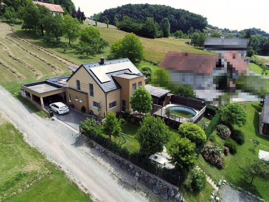 Tolles Einfamilienhaus mit integrierter Garage und südseitigem Flachdachturm in ruhiger Grünlage.