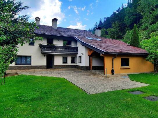 Neuwertige, generalsanierte Eigentumswohnung mit Garten und Carport