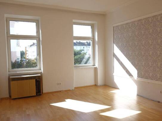 Sanierungsbedürftige, sonnige 46,11 m² im Altbau, 3. Liftstock westseitig, weiter Blick!