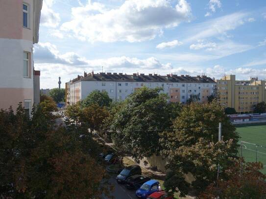 Sanierungsbedürftige, sonnige 46,11 m² im Altbau, 3. Liftstock westseitig, weiter Blick!