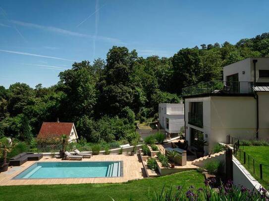 Elevated Living: VILLA MIT SALZWASSERPOOL, AUFZUG & HERRLICHEM AUSBLICK