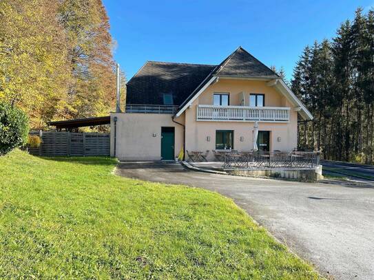 Geräumiges Haus mit großzügigen Terrassen- und Balkonflächen