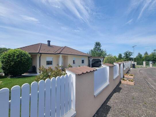 Traumhafter Bungalow mit Nebengebäude auf einem 985m² großen Grundstück in ruhiger Siedlungslage