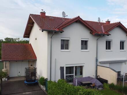 Frühsommerangebot stellen Sie IHR Angebot! Linke Seite eines sehr schönen Doppelhauses mit Garten und Pool!