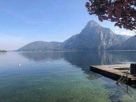 Seeliegenschaft am Traunsee mit Bootshaus, Steg und Boje.