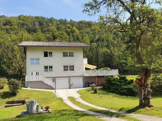 Zweifamilienwohnhaus mit Wohnrecht in idyllischer Einzellage des Alpenvorlandes