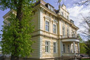 Traumhaft sanierte 7-Zimmer Altbau-Villa mit Fernblick