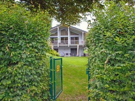 Modernes Haus mit Garten und Badeplatz am See