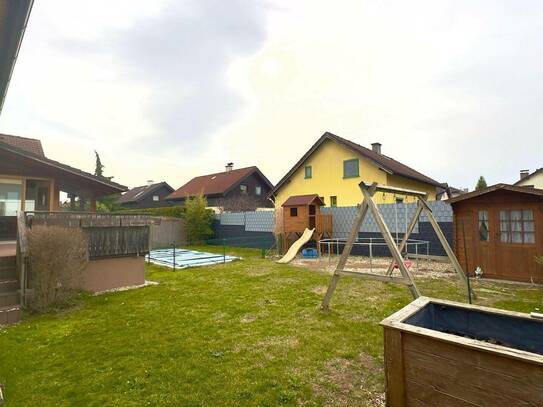 Familienidylle: Garten, Pool, Terrassen und Carport