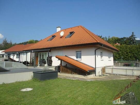 Tolles Einfamilienhaus mit großem Pool (ca. 32m²), ausbaubarem Dachgeschoß und Doppelgarage wartet auf Sie!