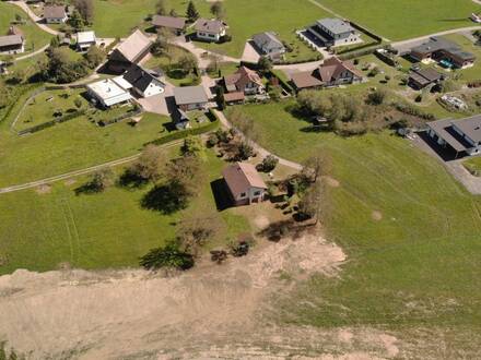 Charmantes Grundstück mit Bungalow in sonniger Ruhelage von Rosegg!