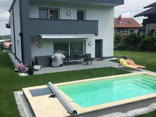 Einziehen und Wohlfühlen - Einfamilienwohnhaus mit Pool und Doppelgarage