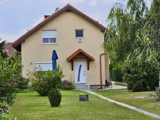 Großzügiges Familienhaus in ruhiger Lage, sehr guter Zustand, großer Garten!