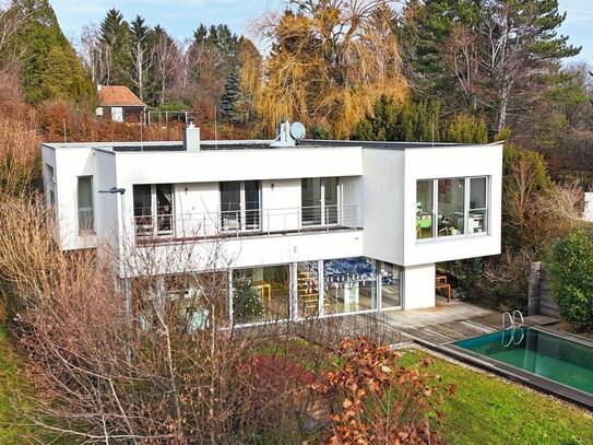 Moderne Einfamilien-Villa mit Pool in Aussichtslage