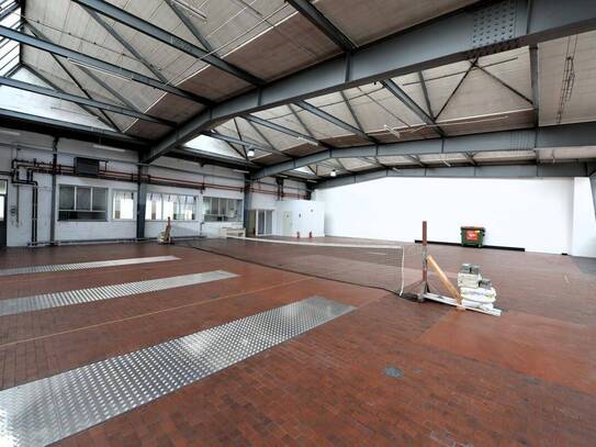 ATTRAKTIVES GEWERBEOBJEKT IN TOP-LAGE – 1.200 m² BÜRO-, LAGER- UND HALLENFLÄCHE ZUR MIETE IN WIEN 23