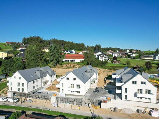 Hellmonsödt | Elegante Mietwohnung mit großer Dachterrasse, Fußbodenheizung &-kühlung und Tiefgarage in zentraler Lage!