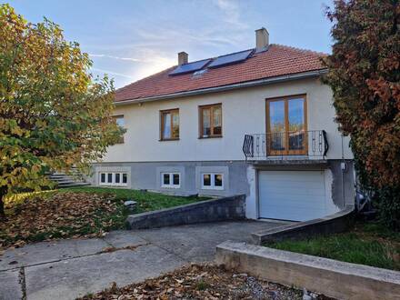 BUNGALOW MIT VIEL WOHNFLÄCHE UND VIEL POTENTIAL IN BEGEEHRTER UND RUHIGER WOHNLAGE
