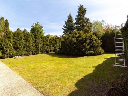 KLEINGARTENHAUS mit UNEINSEHBAREN GARTEN - SCHWIMMTEICH - TENNISPLATZ