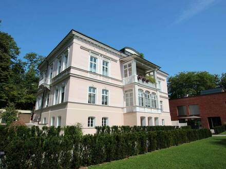 Gmunden: Großzügige Erdgeschoßwohnung in der ehrwürdigen Villa Solvis, vis a vis Toskana!