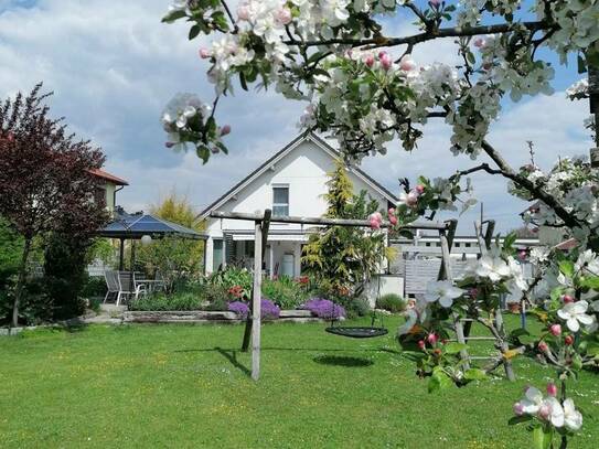 TOP GEPFLEGTES HAUS IN ZENTRALER LAGE MIT TRAUM GARTEN!