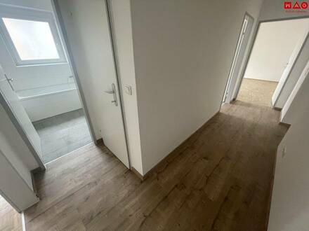 Neu sanierte 2 Raumwohnung mit Balkon!